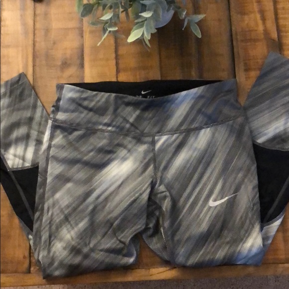 Nike crops - Picture 1 of 4